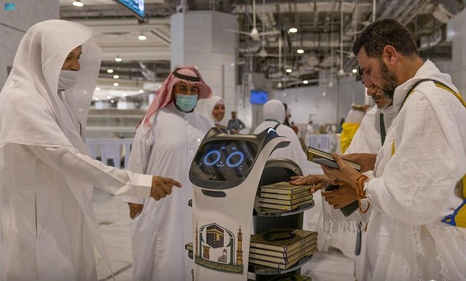 Robot Bagikan Al-Qur'an Kepada Jamaah Haji Saat Mereka Melakukan Tawafi Wada